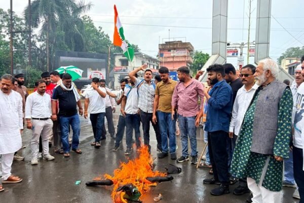 Surguja: छात्रों पर लाठीचार्ज के विरोध में कांग्रेस का उग्र प्रदर्शन, फूंका पुतला