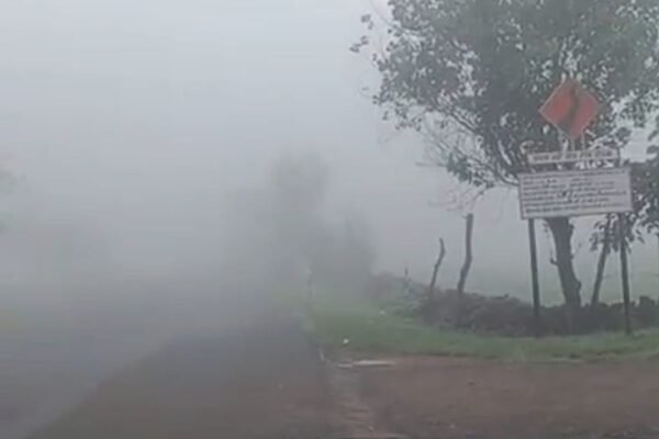 Rain: उत्तर छत्तीसगढ़ में भारी बारिश से हाहाकार, उफनती नदी में फंसा ट्रैक्टर