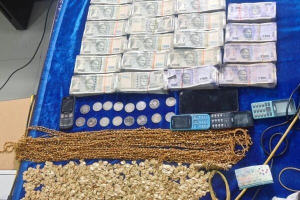 Fraud Alert: खुदाई में सोना बताकर पीतल का हार बेचा, 3 गिरफ्तार
