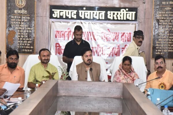 Dharsiwa News: विधायक की दो टूक, दफ्तर छोड़ सीधे जनता के बीच जाएं अधिकारी