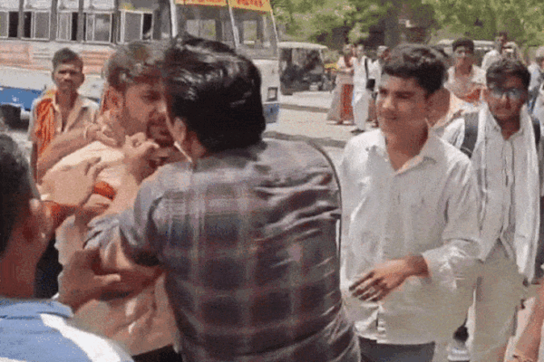 Bus कंडक्टर सस्पेंड हो: परीक्षार्थी से मारपीट पर कलेक्ट्रेट में प्रदर्शन