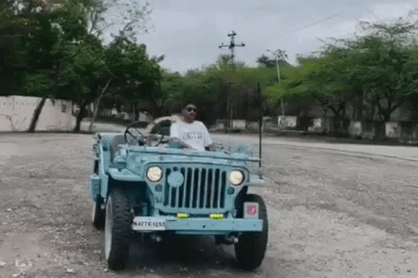 Viral: ड्राइवर सीट खाली छोड़ जीप चलाने वाला युवक गिरफ्तार, बोला- ऐसी गलती न करें