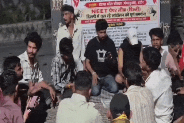 Protest: टंट्या भील चौराहे पर छात्रों का अनशन, 17 दिन से जारी है धरना