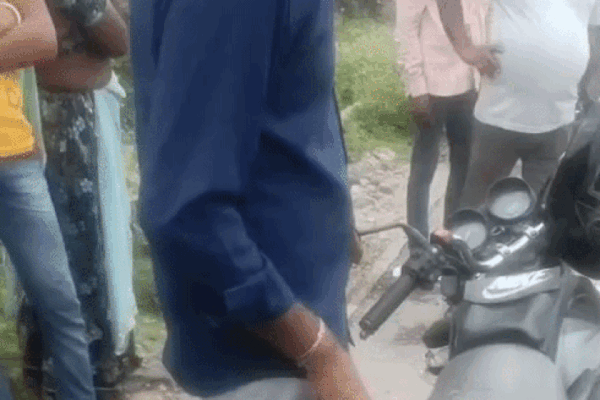 Accident: अज्ञात वाहन की टक्कर से बाइक सवार युवक गंभीर घायल, एंबुलेंस नदारद