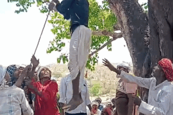 Viral: युवक को पेड़ से लटकाकर बेरहमी से पीटा, वीडियो वायरल होते ही पुलिस अलर्ट