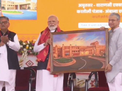 Jaisalmer: रेलमंत्री ने PM मोदी को भेंट की स्वर्णनगरी के विकास की तस्वीर