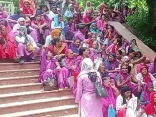 Anganwadi हड़ताल खत्म, सोमवार से काम पर लौटेंगी कार्यकर्ता, सरकार से बनी सहमति