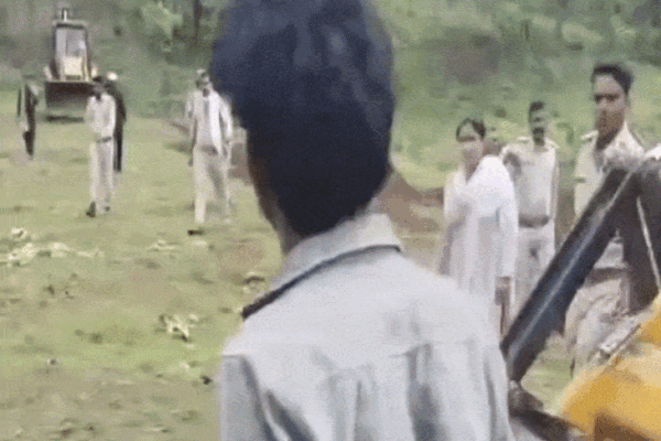 Attack: रसकुंडिया जंगल में वन विभाग की टीम पर जानलेवा हमला, तलवारों से वार और गाड़ियां तोड़ीं