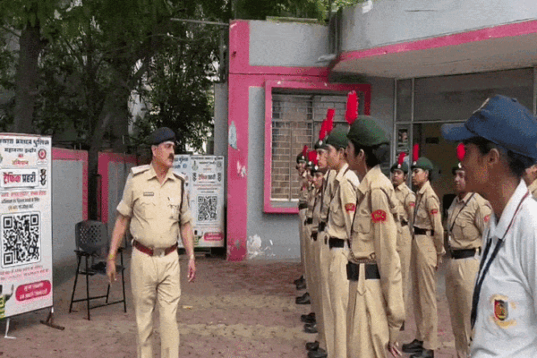 Traffic: एनसीसी कैडेट्स ने संभाली सड़कों की कमान, ट्रैफिक व्यवस्था में किया सहयोग