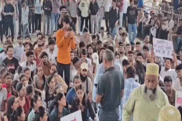 Indore: टंट्या भील चौराहे पर छात्रों का प्रदर्शन, गूंज रहे नारे
