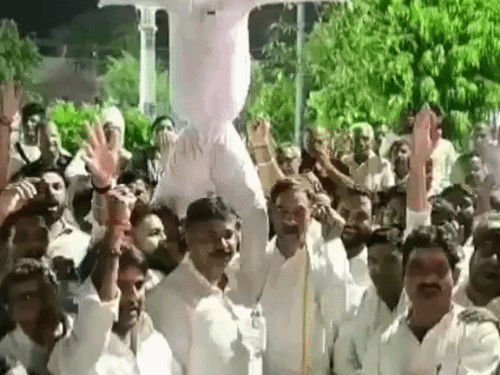Rahul Gandhi: पुलिस की हिरासत के बाद कांग्रेस का प्रदर्शन, फूंका पीएम का पुतला