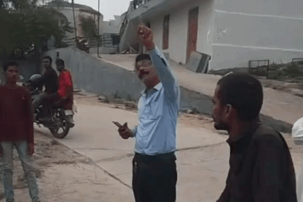 Udaipur News: बिजली विभाग की लापरवाही पर सरपंच पोल पर चढ़े