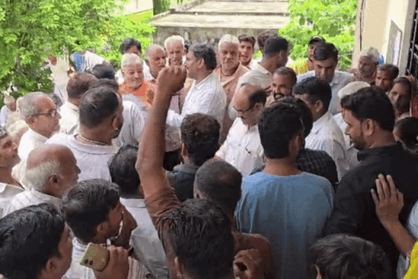 Road Alert: टूटी सड़कों से परेशान ग्रामीणों का फूटा गुस्सा, भारी वाहनों पर बैन की मांग