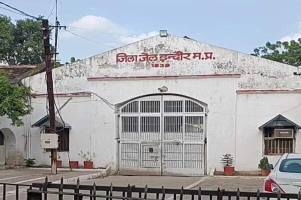 इंदौर जिला जेल में बदमाश पर चाइनीज चाकू से हमला:चेहरे पर किए 3 वार; आरोपी मुंह में छिपाकर लाया था चाकू