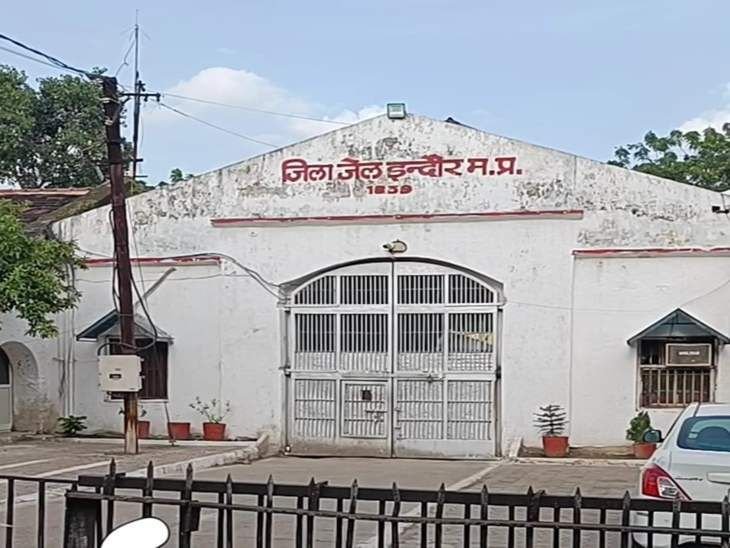 इंदौर जिला जेल में बदमाश पर चाइनीज चाकू से हमला:चेहरे पर किए 3 वार; आरोपी मुंह में छिपाकर लाया था चाकू