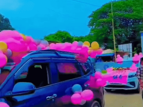 Betul News: Family celebrates first girl child in 34 years with grand car rally