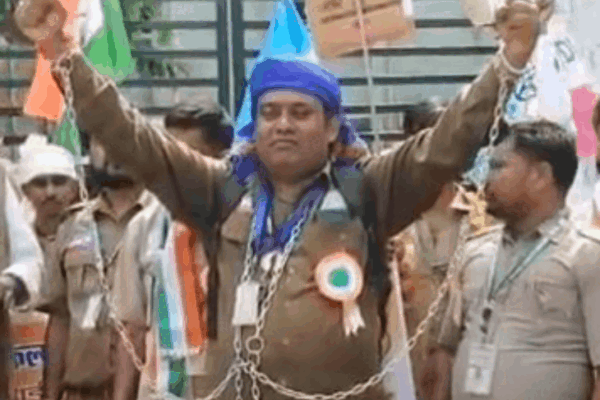 Protest Update: Drivers reach collectorate in chains demanding policy reforms