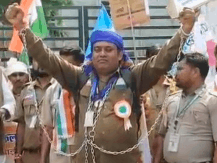 Protest Update: Drivers reach collectorate in chains demanding policy reforms