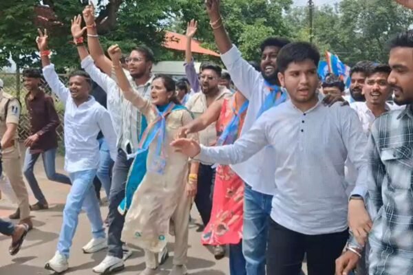MP News: NSUI and ABVP clash at college, four policewomen injured