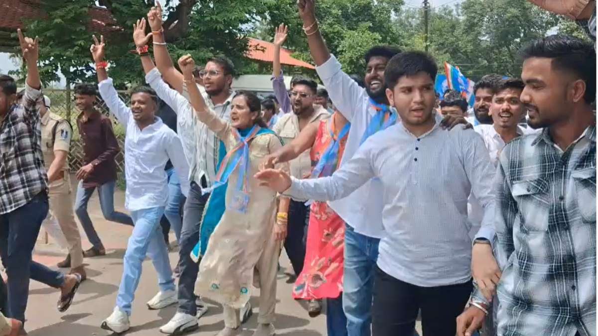 MP News: NSUI and ABVP clash at college, four policewomen injured